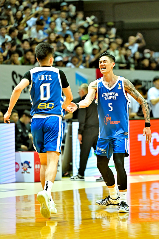 劉錚（右）在世界盃資格賽第二階段賽事歸隊，激起團隊士氣。（資料照）