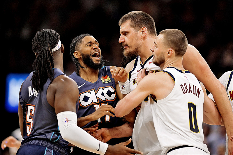 金塊約基奇（右二）數度被雷霆的剽悍防守激怒。
（法新社）