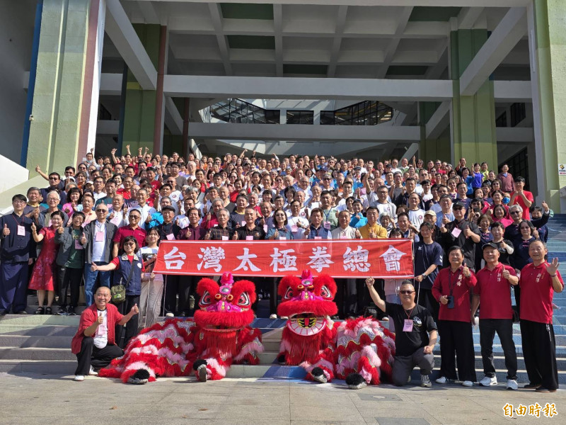 台灣太極拳總會辦推手交流，齊聚38位名師教授武藝。（記者葉永騫攝）