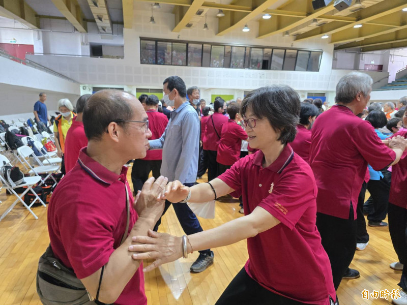 學員學習推手的運用。（記者葉永騫攝）