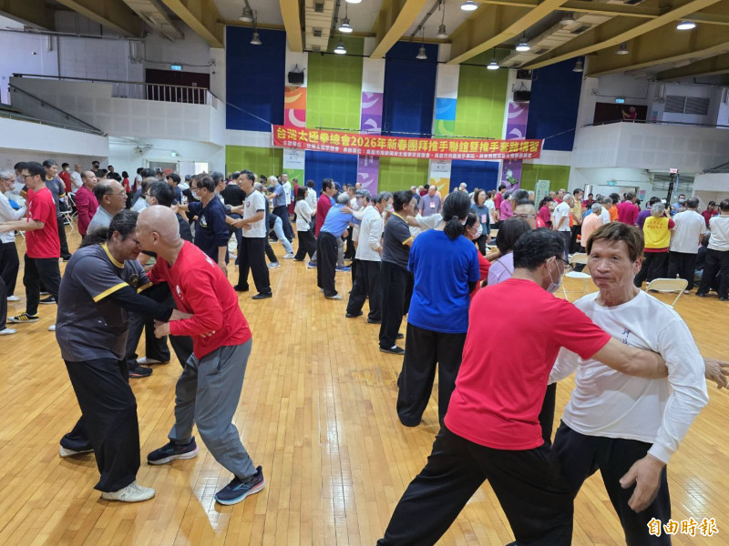 學員認真學習推手的運用。（記者葉永騫攝）