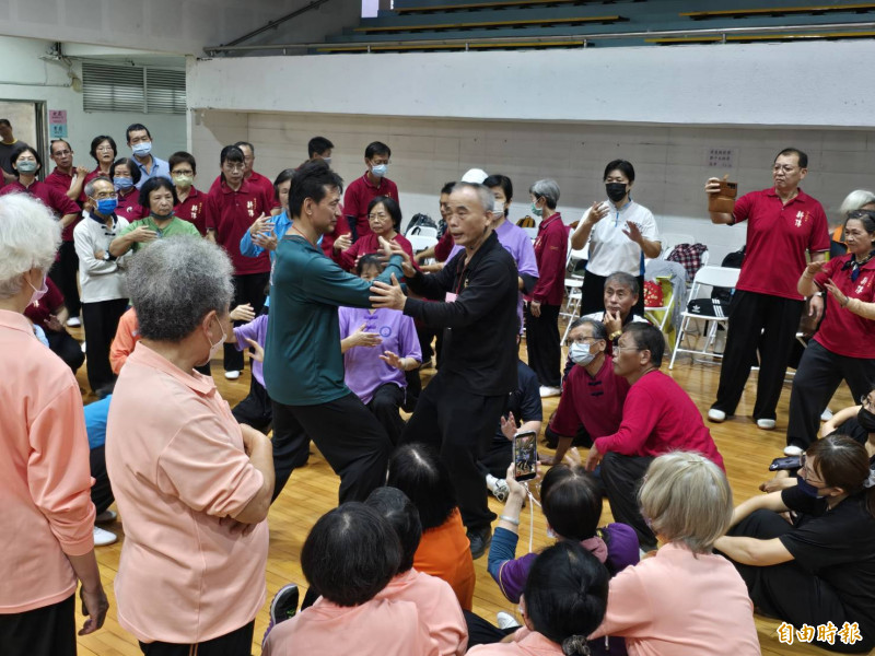 名師教授推手的技巧運用，學員認真學習。（記者葉永騫攝）