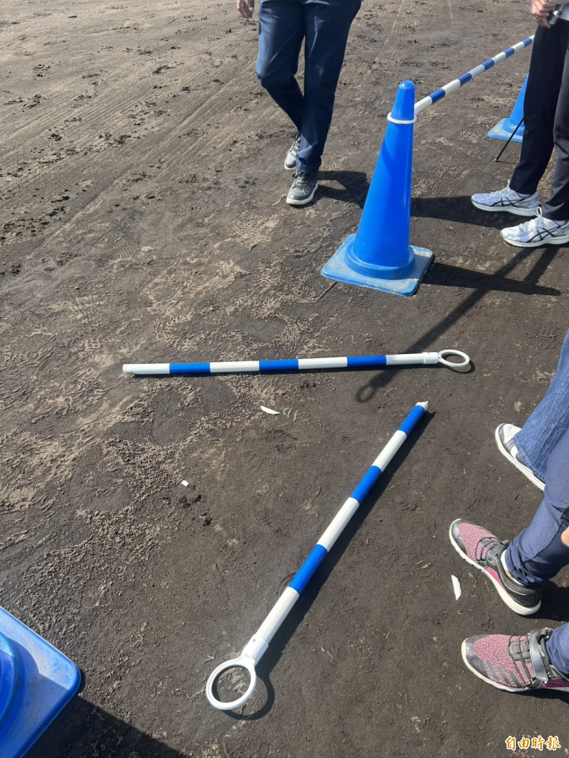 李灝宇把球轟出大牆前，擊出內野界外區高飛球，這球落下後，竟然不偏不倚打斷場邊媒體採訪區護欄，所幸無人被擊中。（特派記者羅志朋攝）