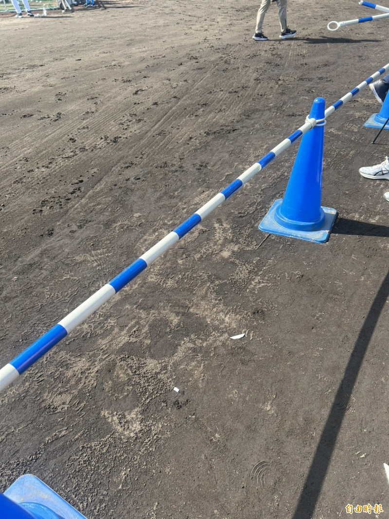 工作人員見狀，連忙拿出新的護欄圍住記者，順便處理掉遭李灝宇毒手的處理掉「斷欄」。（特派記者羅志朋攝）