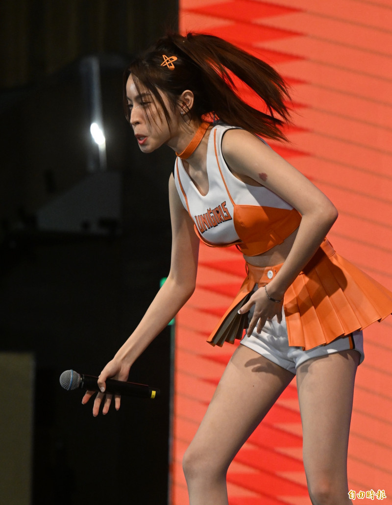 新成員培根不計形象模仿猩猩。（記者林正堃攝）