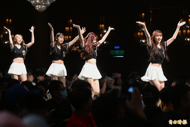 練習生和球迷見面。（記者林正堃攝）