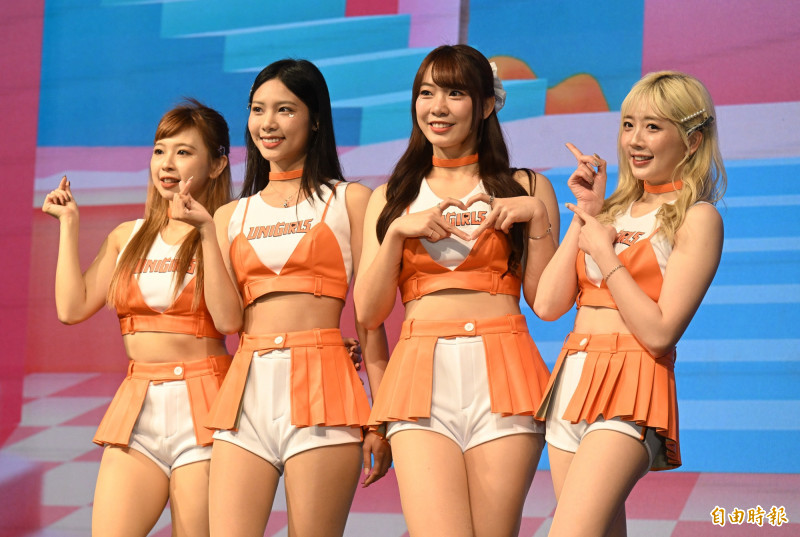 MAGGIE接任UniGirls（右二）隊長職務，JOY（左二）則擔任副隊長。（記者林正堃攝）