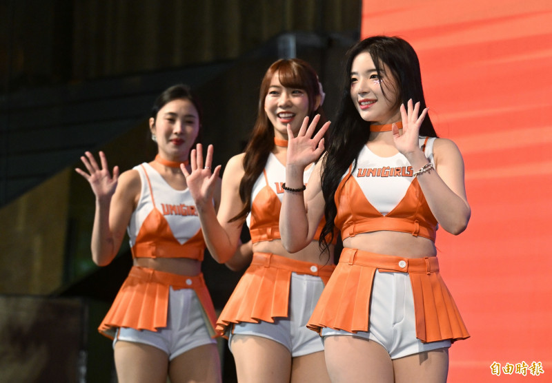 UniGirls穿著新球季制服亮相。（記者林正堃攝）