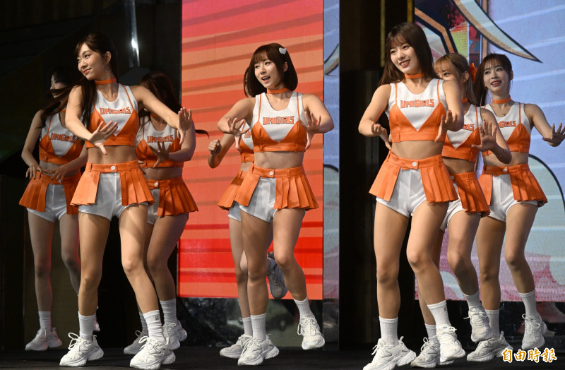 UniGirls穿著新球季制服亮相，並表演年度主題曲。（記者林正堃攝）
