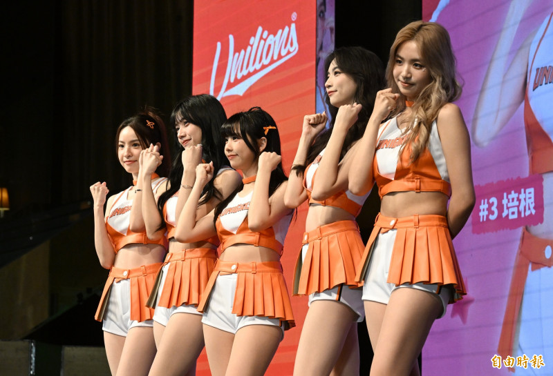 5位新成員和球迷打招呼。（記者林正堃攝）