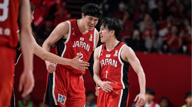 渡邊雄太（左）、 齋藤拓實。（取自FIBA官網）