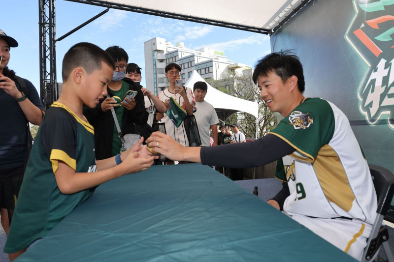 黃子鵬參加賽前簽名會。（台鋼雄鷹提供）