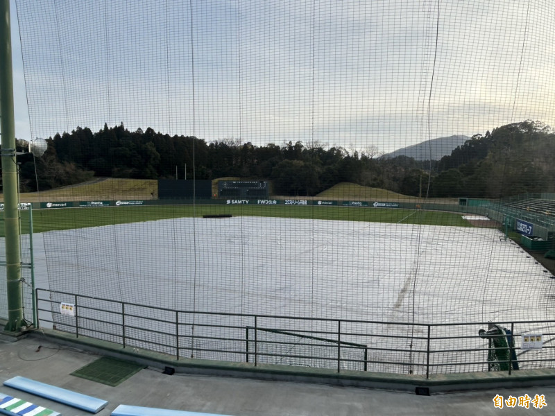 台灣隊今天練球結束，球場工作人員立即將內野蓋上大帆布，因應明天可能出現的雨勢。（特派記者羅志朋攝）