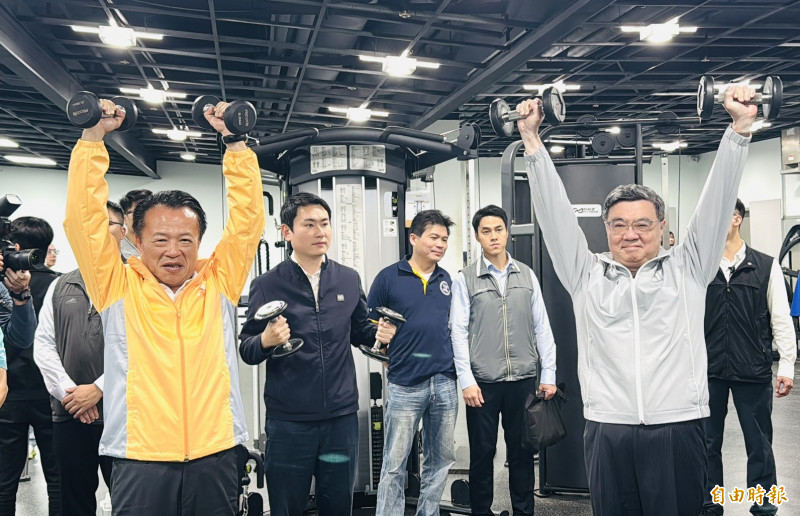 行政院長卓榮泰親自體驗舉啞鈴。（記者蔡宗勳攝）