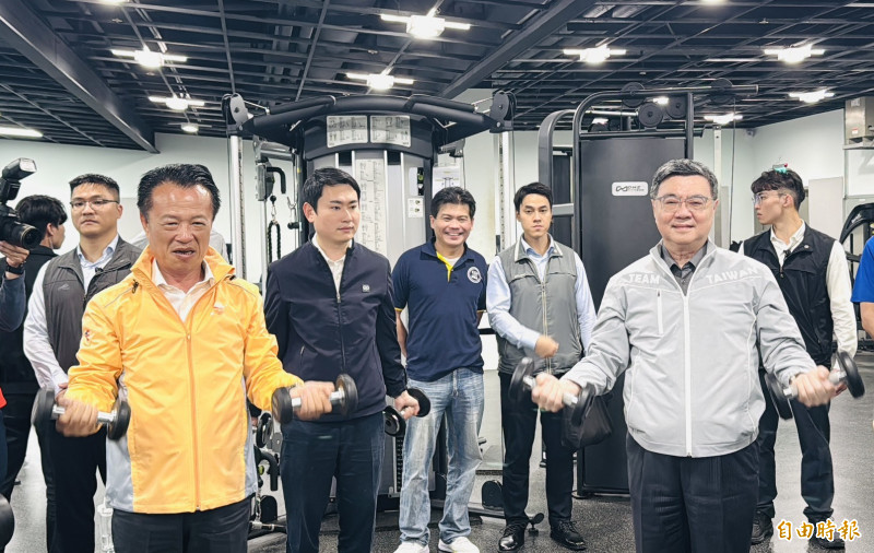 行政院長卓榮泰與嘉義縣翁章梁到健身館體驗啞鈴。（記者蔡宗勳攝）