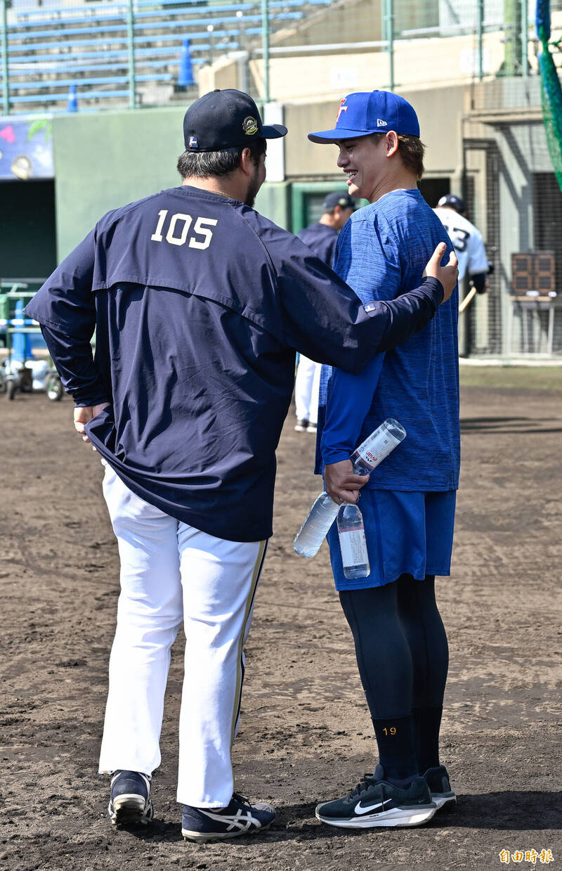 臺灣隊張奕（右）與歐力士前隊友互動。（特派記者陳志曲攝）