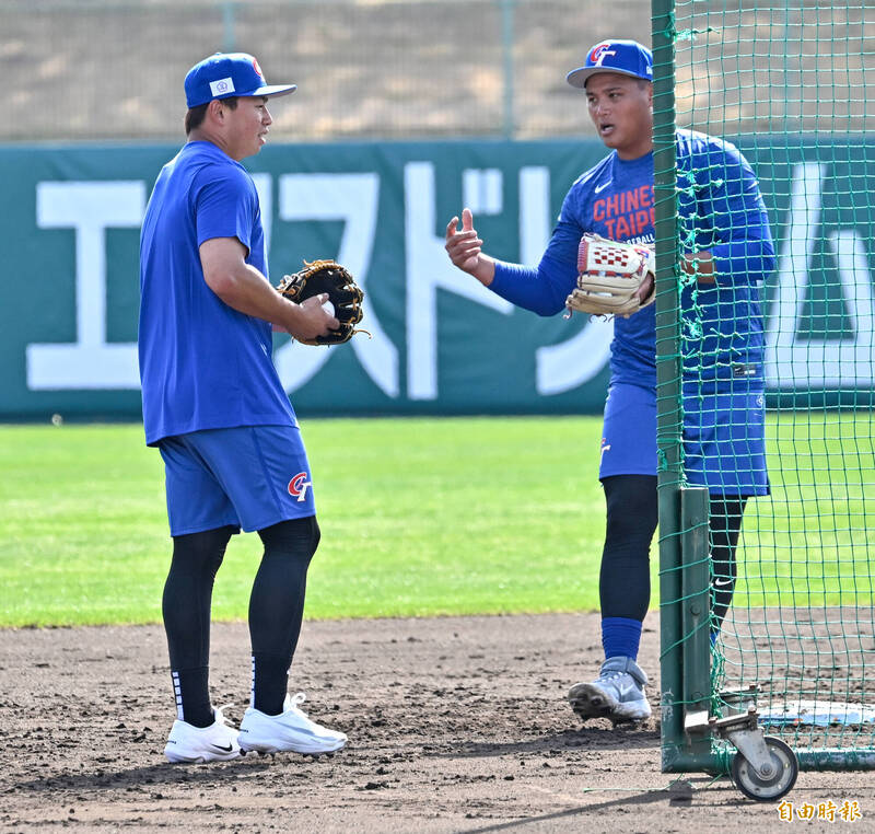 鄭宗哲（左）與李灝宇（右）討論二游守備如何搭配。（特派記者陳志曲攝）