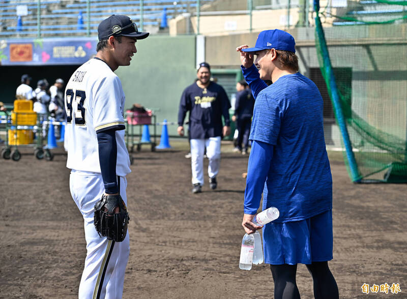 臺灣隊張奕（右）與歐力士，前隊友互動。（特派記者陳志曲攝）