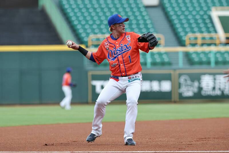 陽岱鋼守三壘。（台鋼雄鷹提供）