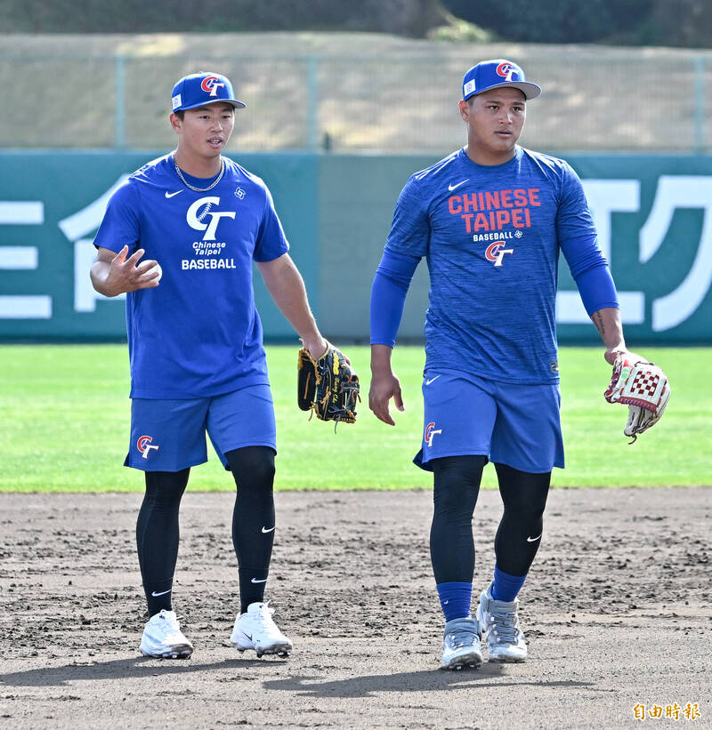 鄭宗哲（左）與李灝宇（右）討論二游守備如何搭配。（特派記者陳志曲攝）