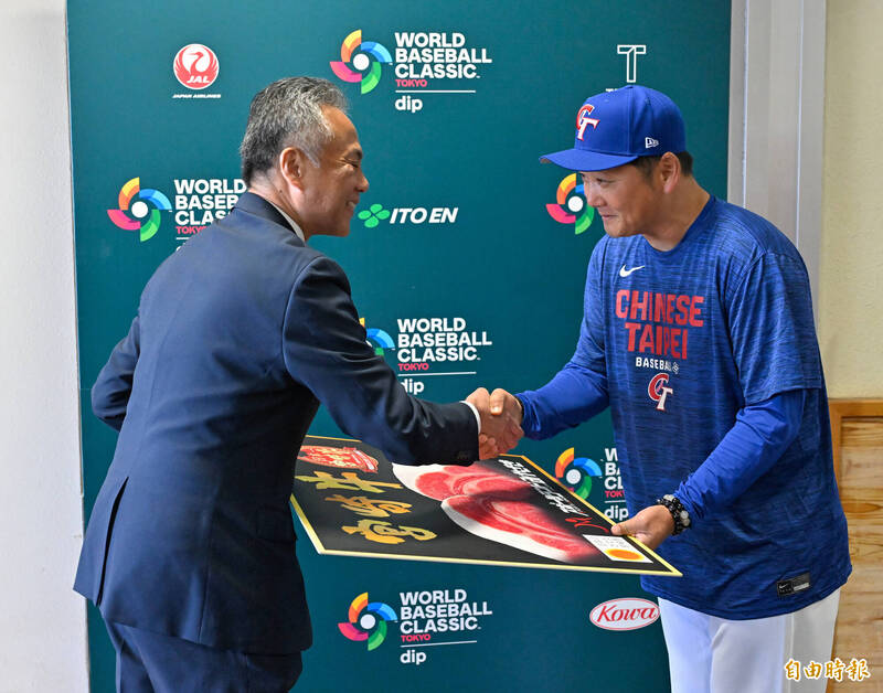 宮崎市觀光商工部次長益田清司（左）贈送10公斤宮崎牛為臺灣隊加油，由總教練曾豪駒（右）代表接受。（特派記者陳志曲攝）