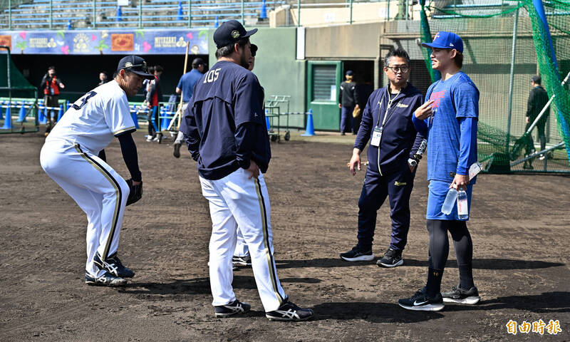 臺灣隊張奕（右）與歐力士前隊友互動。（特派記者陳志曲攝）