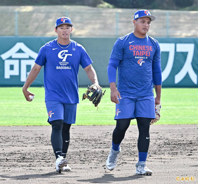 鄭宗哲（左）與李灝宇（右）討論二游守備如何搭配。（特派記者陳志曲攝）