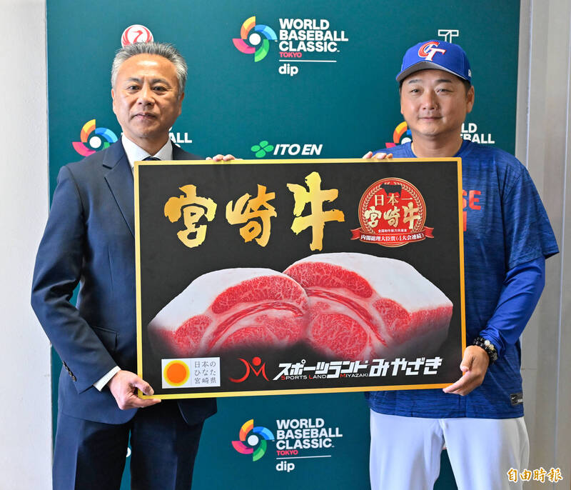 宮崎市觀光商工部次長益田清司（左）贈送10公斤宮崎牛為臺灣隊加油，由總教練曾豪駒（右）代表接受。（特派記者陳志曲攝）