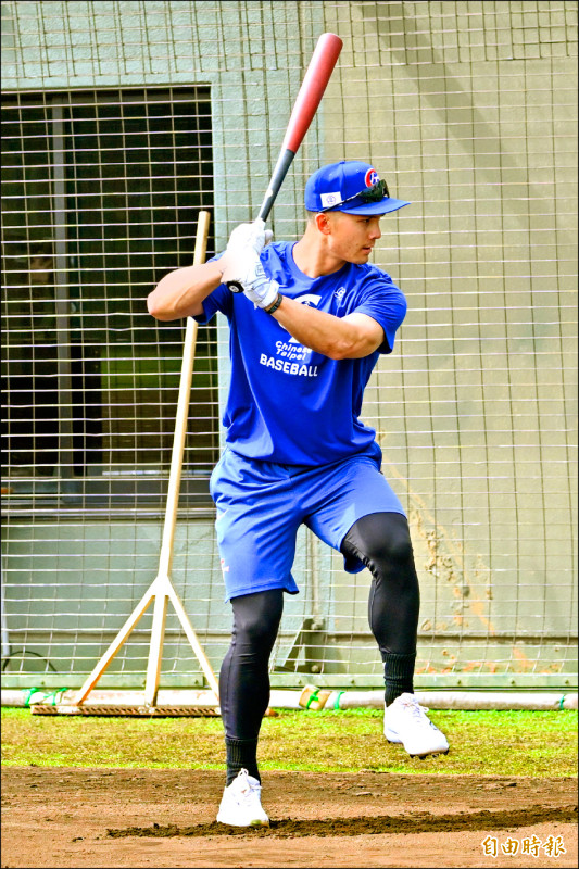 經典賽台灣隊30名戰將昨天首度全員到齊，台美混血好手費爾柴德打擊練習。（特派記者陳志曲攝）