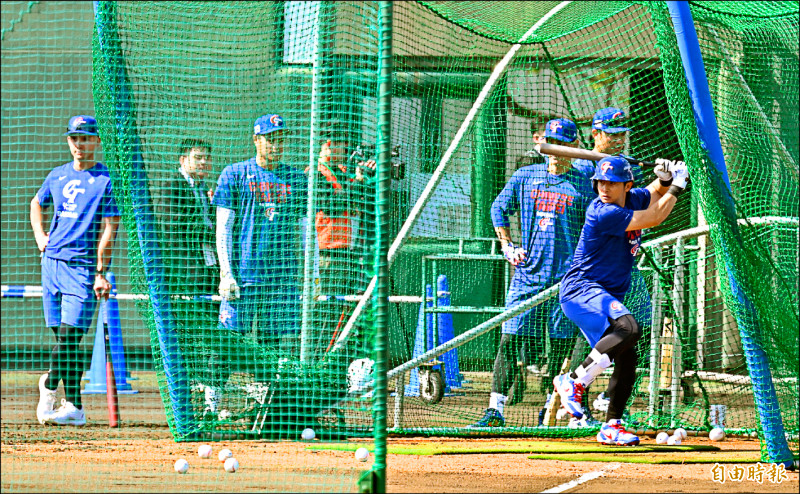 經典賽台灣隊30名戰將首度全員到齊，昨在日本宮崎SOKKEN球場練球。（特派記者陳志曲攝）