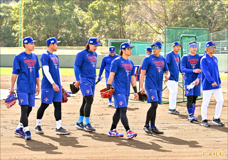 台灣隊昨首度以「完全體」面貌亮相，在宮崎SOKKEN球場揮汗操兵。（特派記者陳志曲攝）