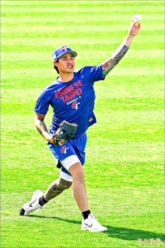 旅美投手林昱珉前天抵達日本宮崎，昨天先舒展身體，調整時差。（特派記者陳志曲攝）