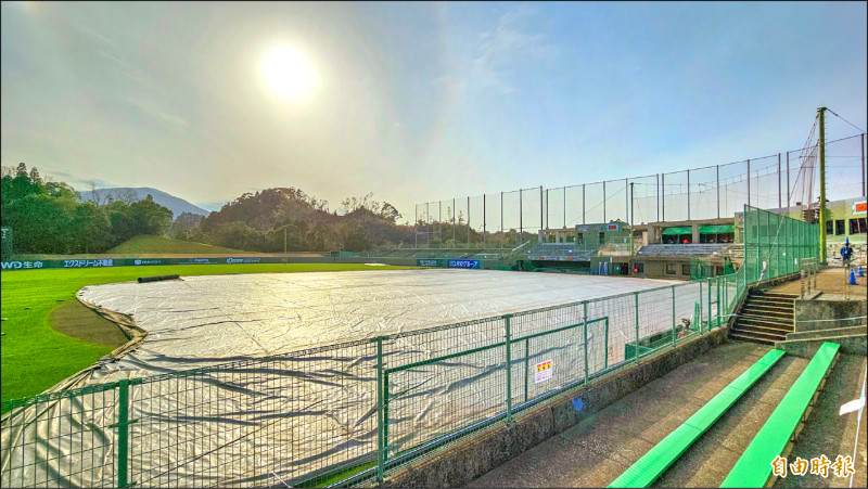 台灣隊昨練球結束，球場工作人員立即將內野區域蓋上大帆布，因應今天可能降雨。（特派記者陳志曲攝）