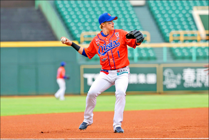 新潟天鵝之皇陽岱鋼首打席就敲出安打。（台鋼雄鷹提供）