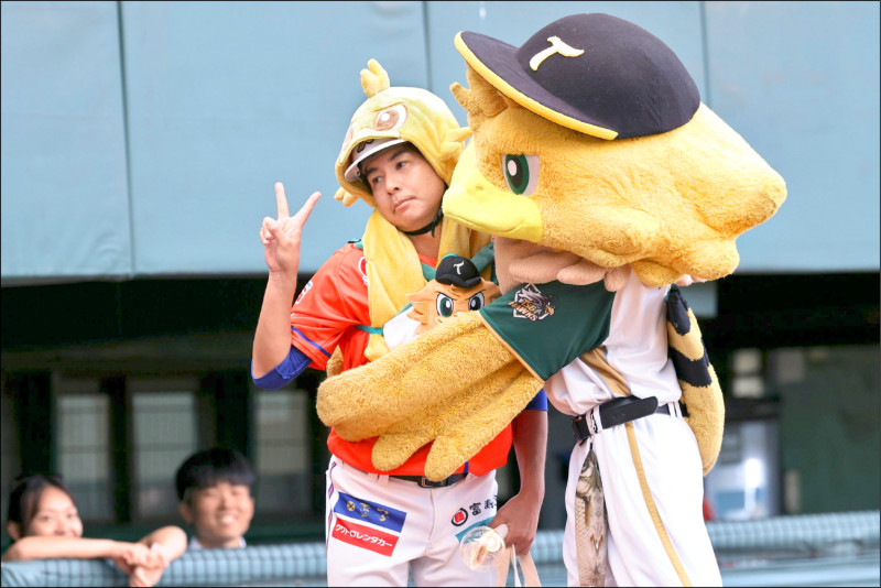 新潟天鵝之皇監督武田勝穿戴台鋼致贈的球團商品，展現親和力。（台鋼雄鷹提供）