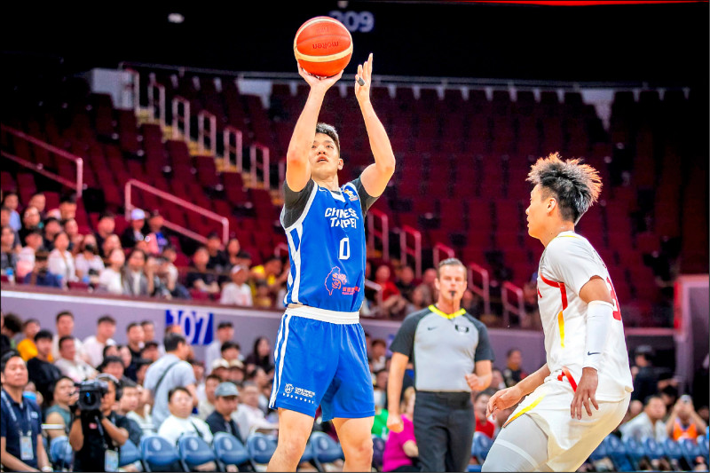 台灣隊陳盈駿林庭謙（左）貢獻22分，差點扳倒中國。（取自FIBA官網）