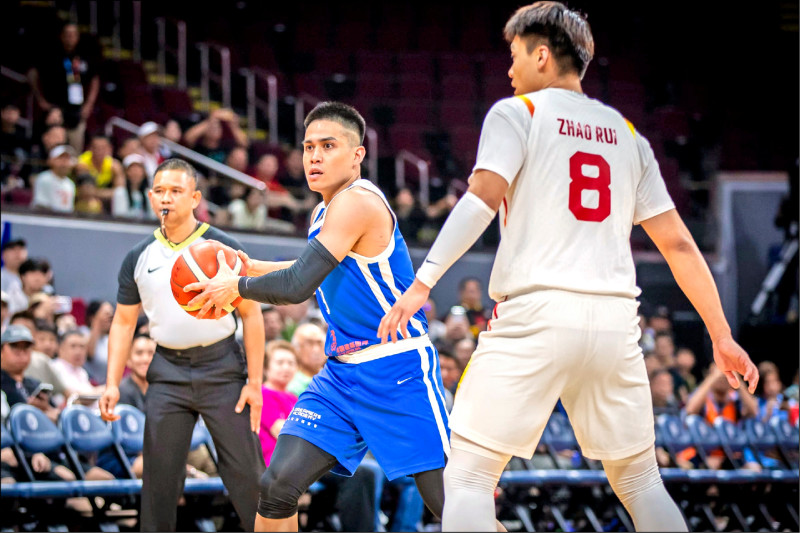 台灣隊陳盈駿（中）昨攻下全場最高26分，差點率隊擊敗過去恩師郭士強領軍的中國隊。（取自FIBA官網）