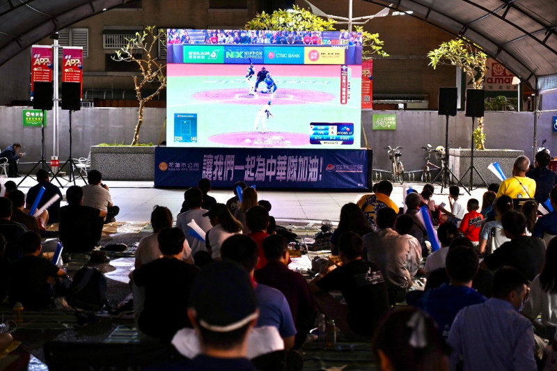 花蓮市公所延續2024年舉辦「世界12強棒球賽」戶外轉播應援活動的成功經驗，將於3月5日起在遠東百貨花蓮店建林廣場舉辦「2026世界棒球經典賽戶外轉播應援活動」。（資料照）