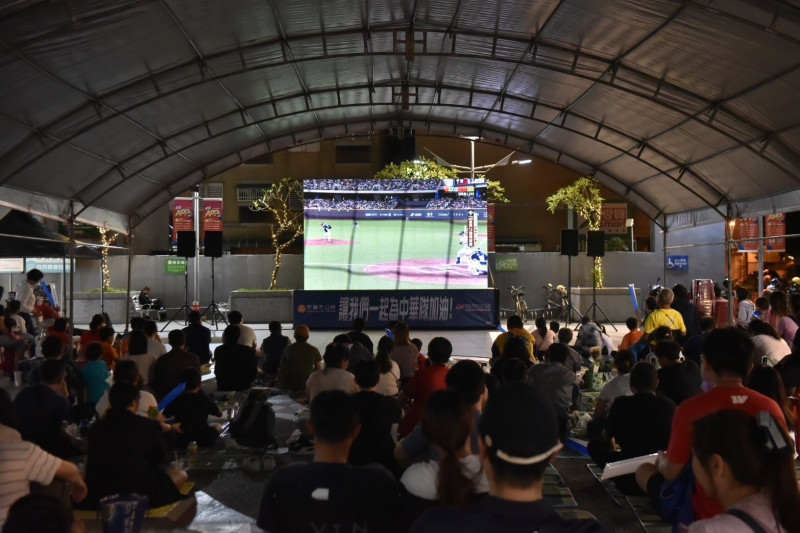 花蓮市公所延續2024年舉辦「世界12強棒球賽」戶外轉播應援活動的成功經驗，將於3月5日起在遠東百貨花蓮店建林廣場舉辦「2026世界棒球經典賽戶外轉播應援活動」。（資料照）