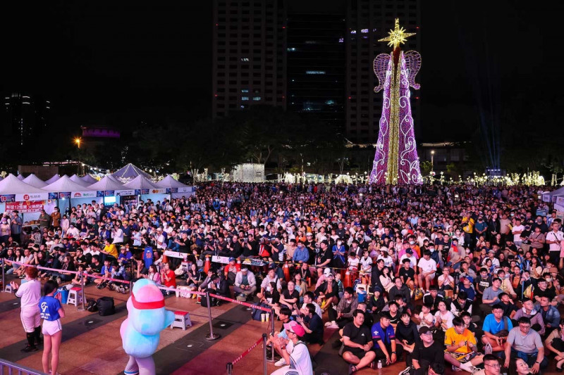 新北市政府將於3月5日至8日在市民廣場舉辦「新北應援·台灣最強」2026世界棒球經典賽戶外直播活動。圖為12強棒球賽直播活動資料照。（新北市體育局提供）