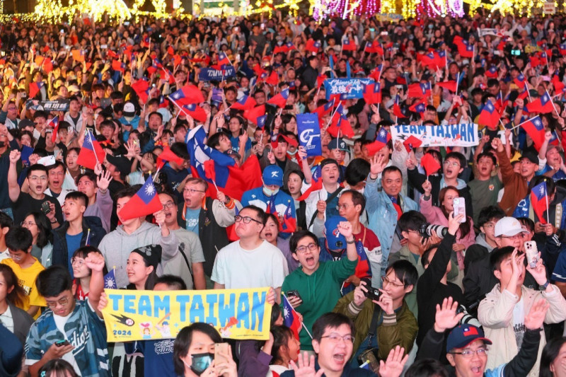 迎戰2026世界棒球經典賽，新北市政府將於3月5日至8日在市民廣場舉辦戶外直播活動，號召熱血球迷應援。圖為12強直播活動資料照。（新北市體育局提供）