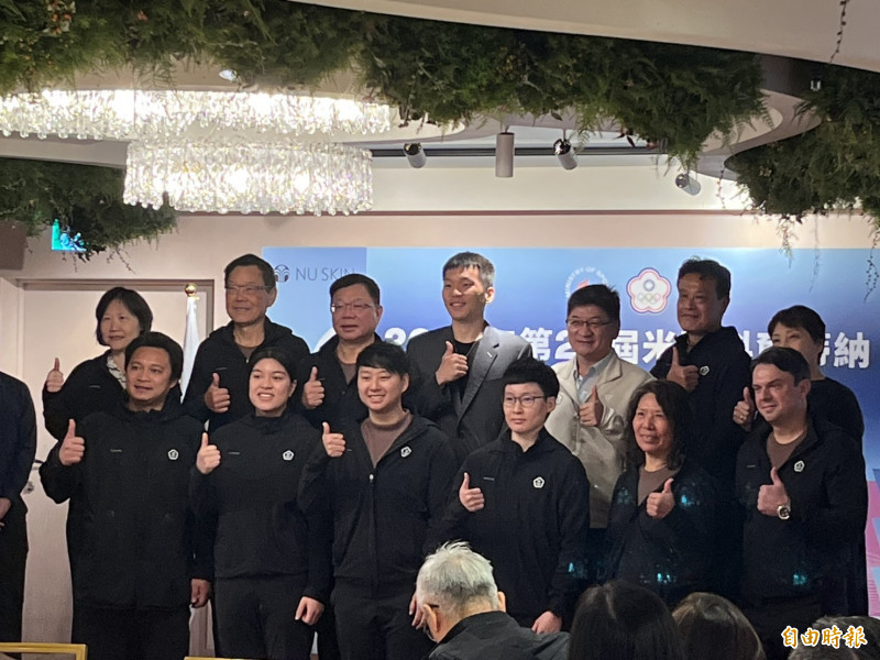 運動部長李洋（中）和代表團成員合影。（記者粘藐云攝）