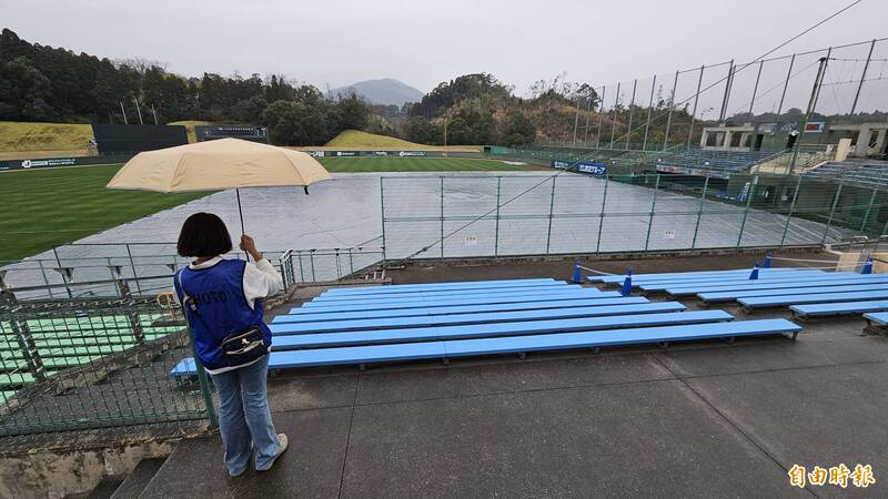 宮崎SOKKEN球場已開始飄雨，今天台灣隊公辦熱身賽恐打不成。（特派記者陳志曲攝）