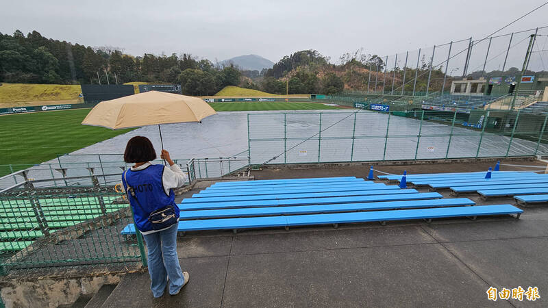 宮崎SOKKEN球場大雨下不停，台灣隊公辦熱身賽打不成。（特派記者陳志曲攝）