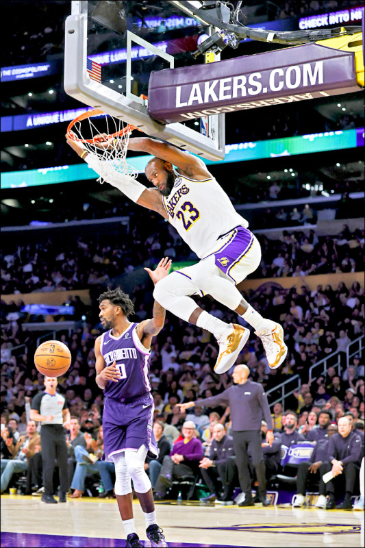 湖人詹姆斯（右）昨拿下24分、5助攻，表現回春。（路透）