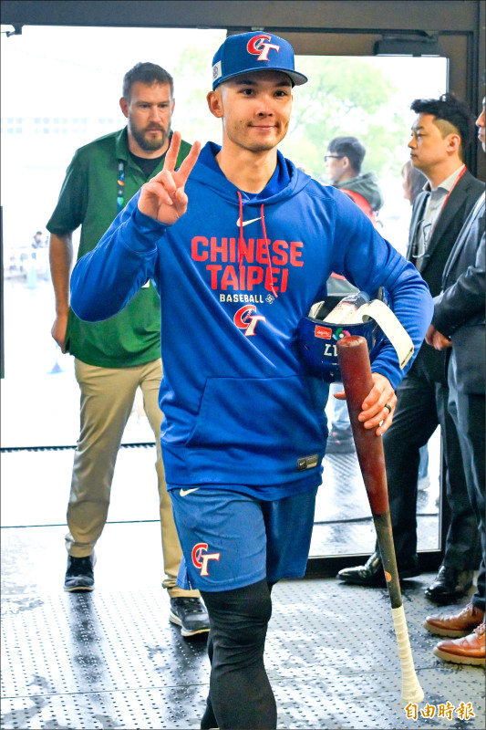 經典賽》費仔連線張育成 夢幻雙箭頭今開箱