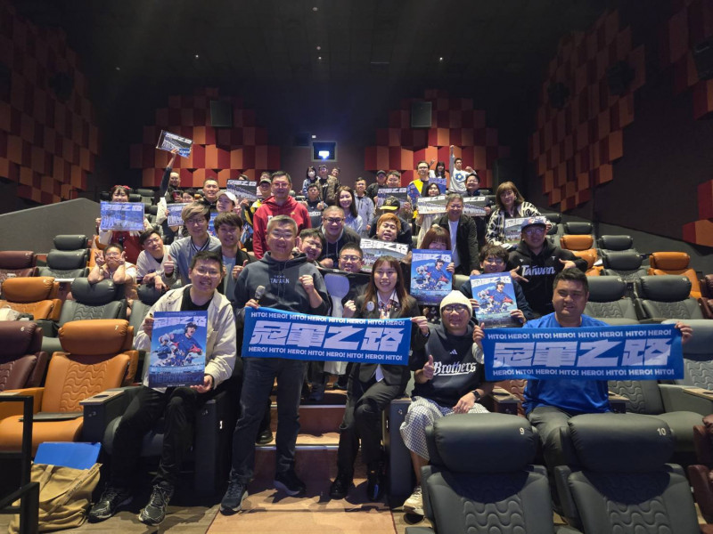 適逢台灣隊與日本職業棒球隊舉行「國際交流賽」，中華職棒會長蔡其昌在球賽開打前特地現身戲院與球迷同樂。（牽猴子 提供）