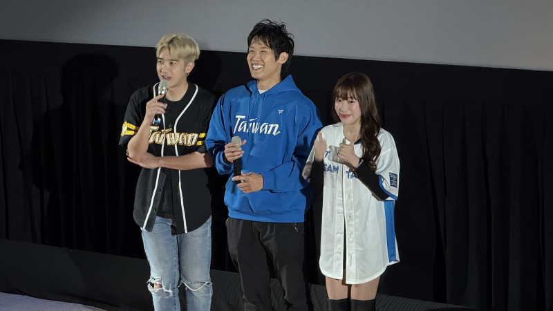 投手陳冠宇（中）出席映後和球迷分享比賽心情，應援團長陳柏宇Aby（左）與啦啦隊員心璇（右）帶動觀眾高喊應援。（牽猴子 提供）