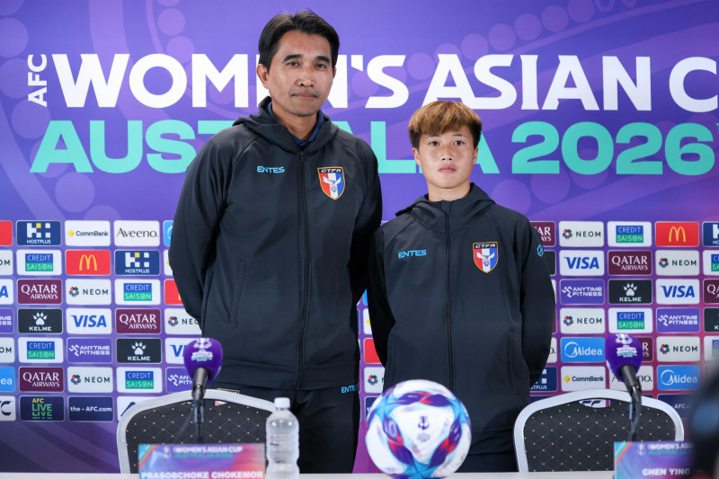 女足亞洲盃賽前記者會，左為總教練查克摩爾，右為隊長陳英惠。（足協提供）