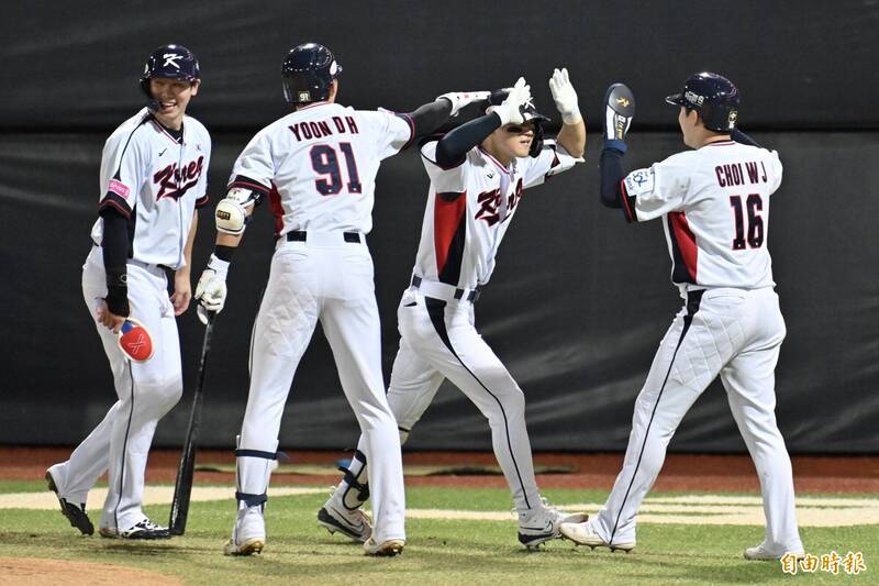 金倒永（右二）。（資料照，記者塗建榮攝）